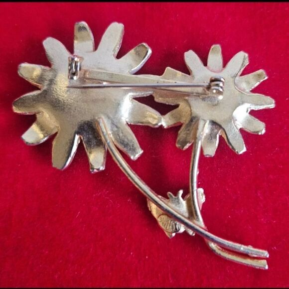 Vintage Weiss Daisy Flower Brooch with Butterfly - Picture 2 of 2